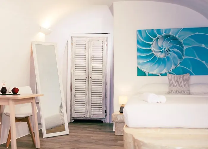 Gemini Caves * Oia (Santorini)